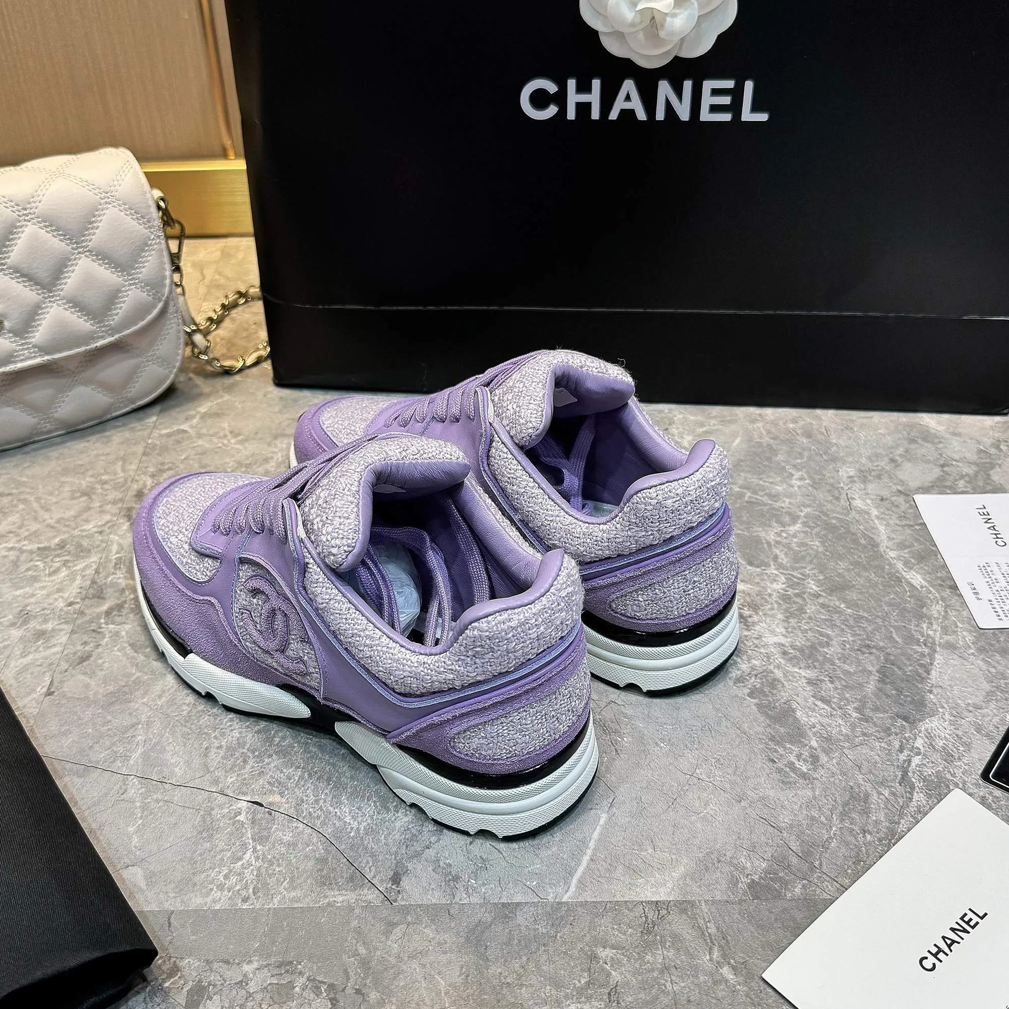 Men's shoes pP700! Chanel Chanel - 2024 counter top casual sneakers This classic design; the upper is embroidered with various techniques; the outsole is fashionable and sporty; the outsole is stylish and sporty; it incorporates a variety of color matching elements... The diversified mix and match is very good-looking and versatile, casual, fashionable, sports, and outdoor can be taken into account... ꫛꫀꪝ Go➫ Material: ❶Upper made of: original imported high silk cowhide suede + small fragrance fabric ❷Inner use: Original imported breathable sheepskin lining ❸ Outsole based on: Original TPU combination outsole Special counter boutique packaging complete set Women 35–41 Men 38-45